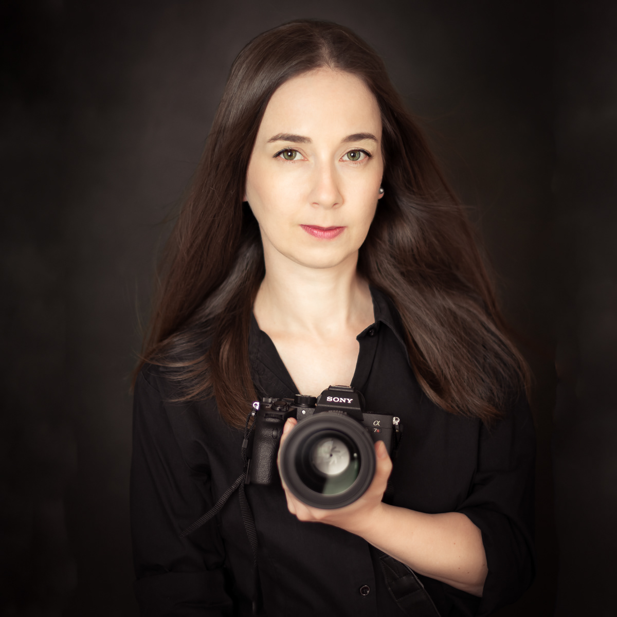 Fotograf Kasia Adamiak holding Sony Camera portrait in studio in Baar, Canton Zug in Switzerland