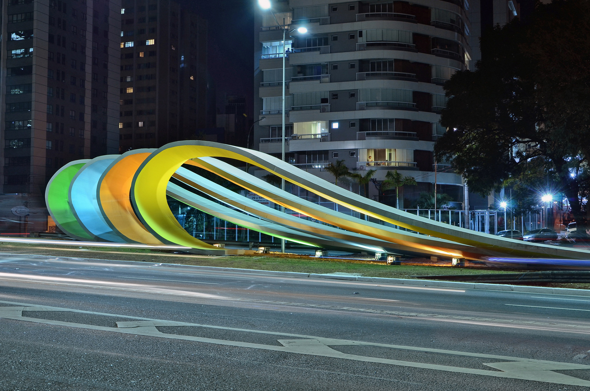 Av. 23 de Maio - Monumento à Imigração Japonesa, de autoria de Tomie Ohtake