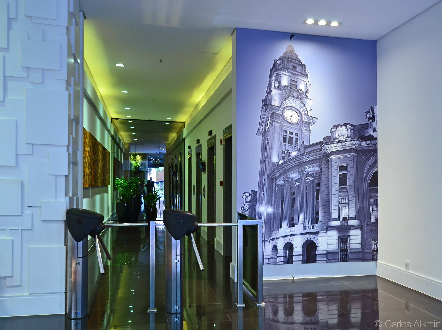 Hall de entrada do Edifício Unique Tower - Higienópolis - São Paulo - painel com foto em preto e branco da torre da Estação Júlio Prestes