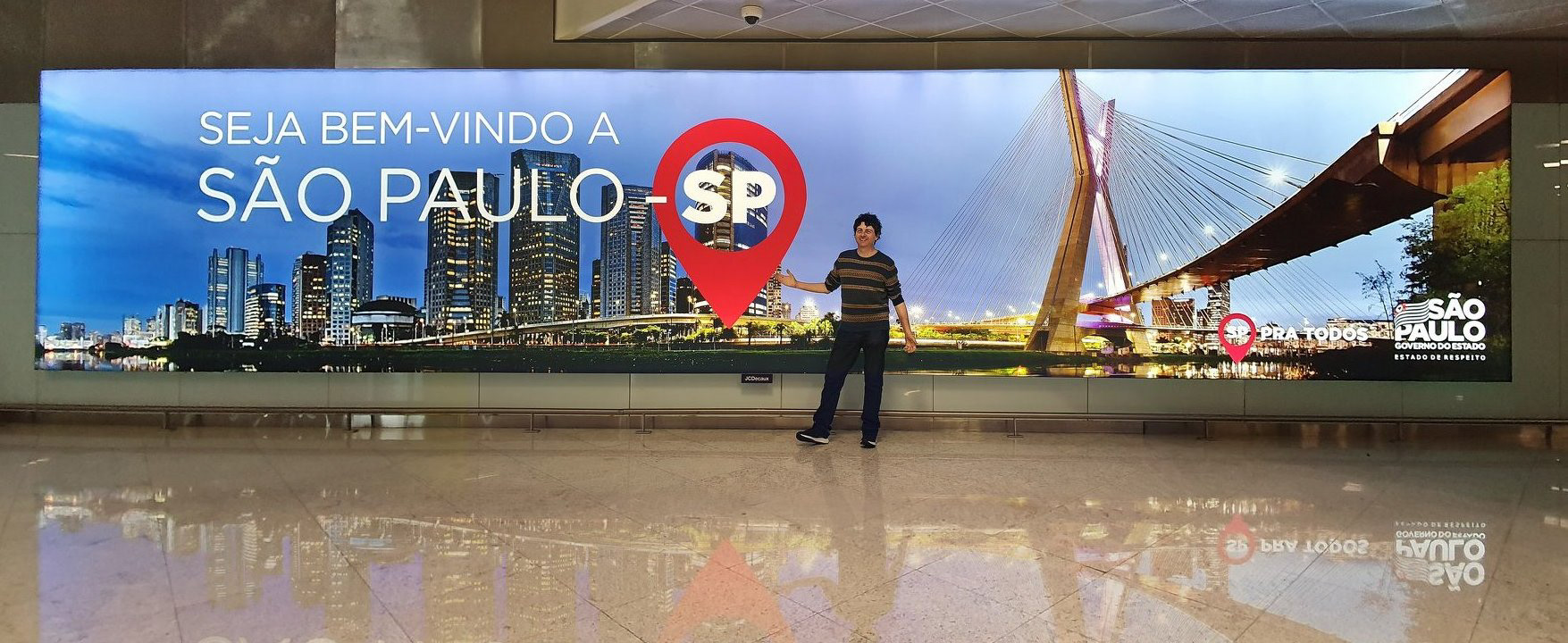 "Criador & Criatura" - conferindo in loco a imagem exposta no saguão de desembarque do Aeroporto Internacional de São Paulo (GRU), em janeiro de 2020.