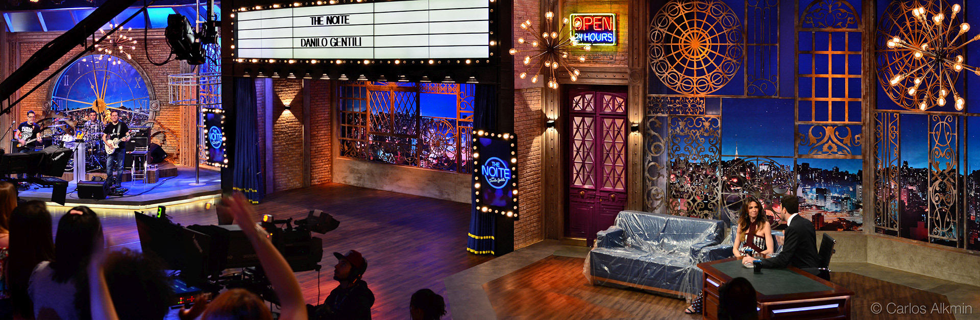 Cenário do Programa "The Noite" / SBT - temporadas 2016 a 2018 - aplicação da fotografia que compõe o fundo, contendo o skyline da região central de SP