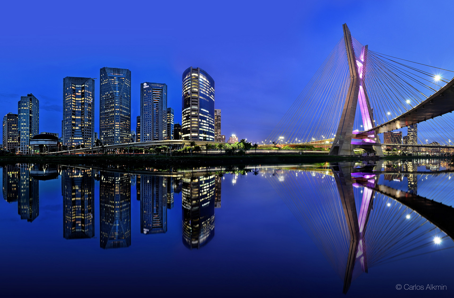 Ponte Octávio Frias de Oliveira e skyline da região da Av. Eng. Luís Carlos Berrini