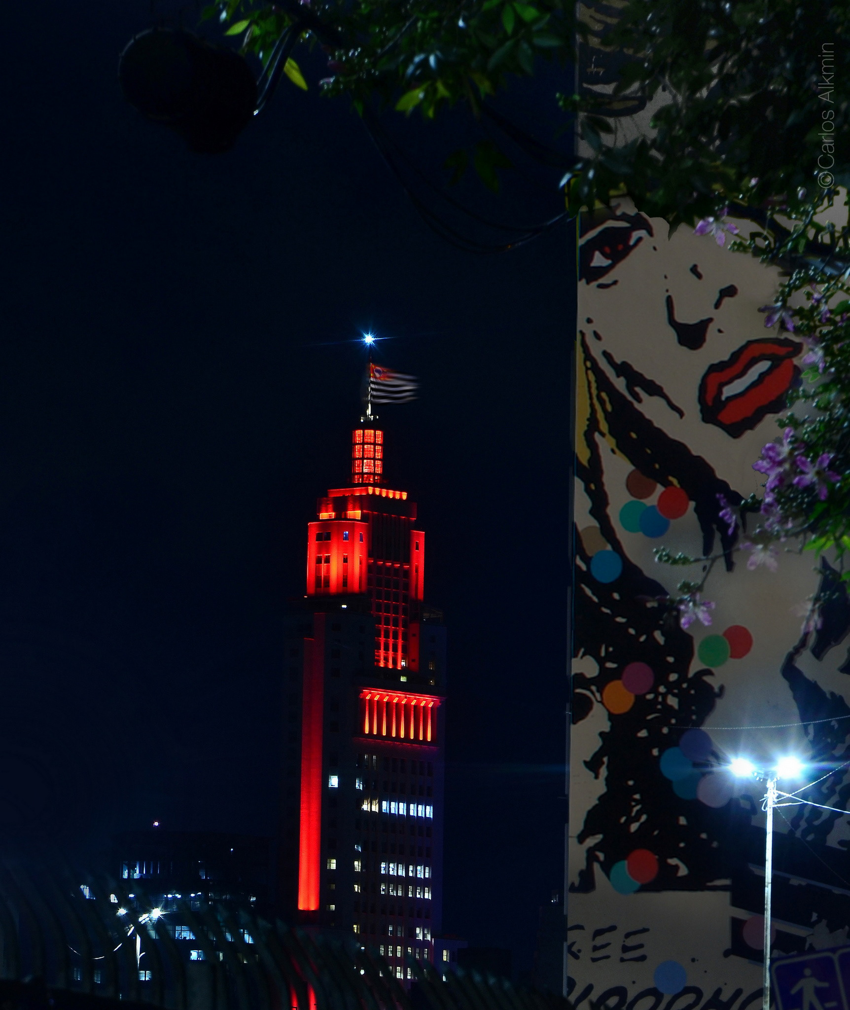 Edifício Altino Arantes e grafite em empena de edifício da Av. Prestes Maia