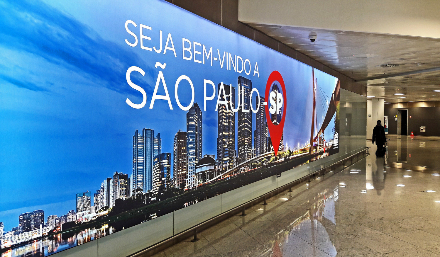 Painel gigante no Aeroporto de Guarulhos - fotografia panorâmica do skyline de São Paulo