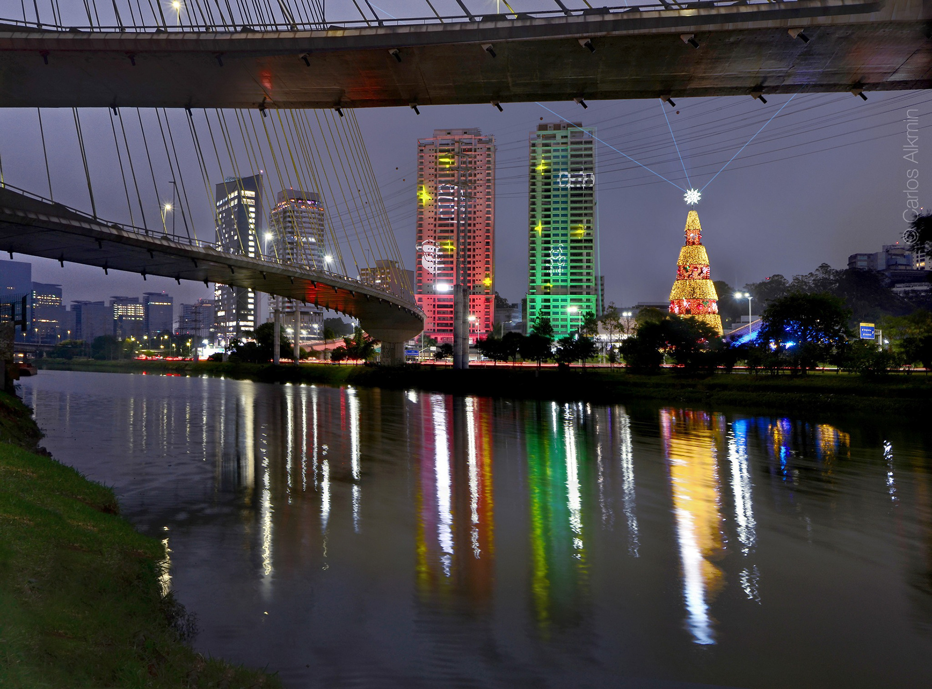 Parte da Ponte Estaiada Octavio Frias de Oliveira e decoração natalina de 2021