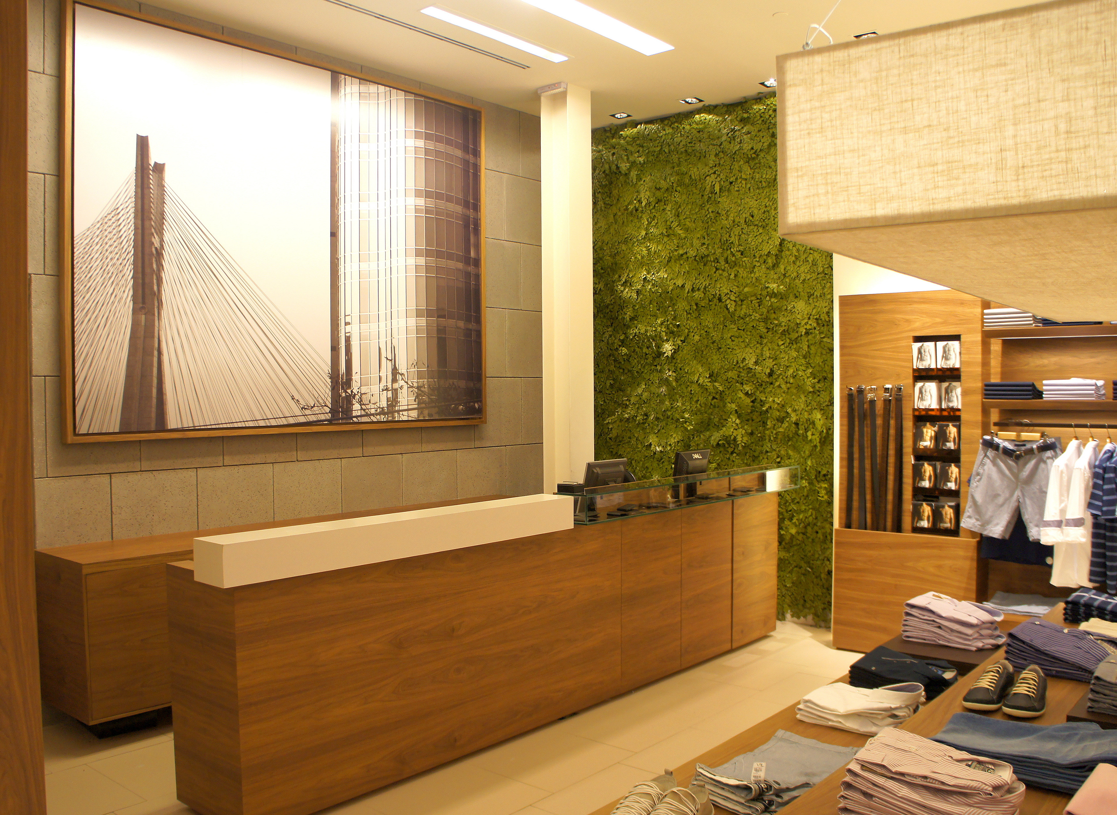 Quadro em loja da VR São Paulo, de moda masculina - 2012