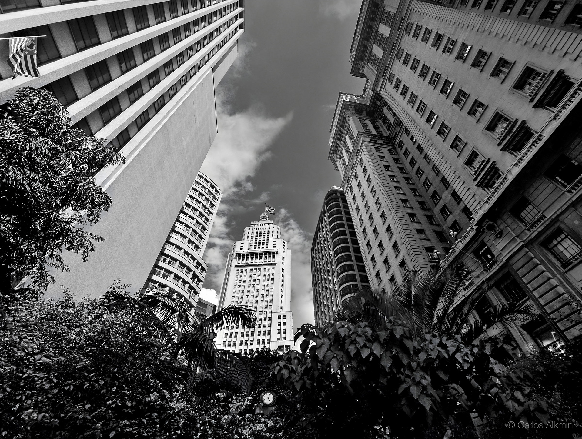 Edifício Altino Arantes, o "Banespão", visto a partir da Praça Antonio Prado