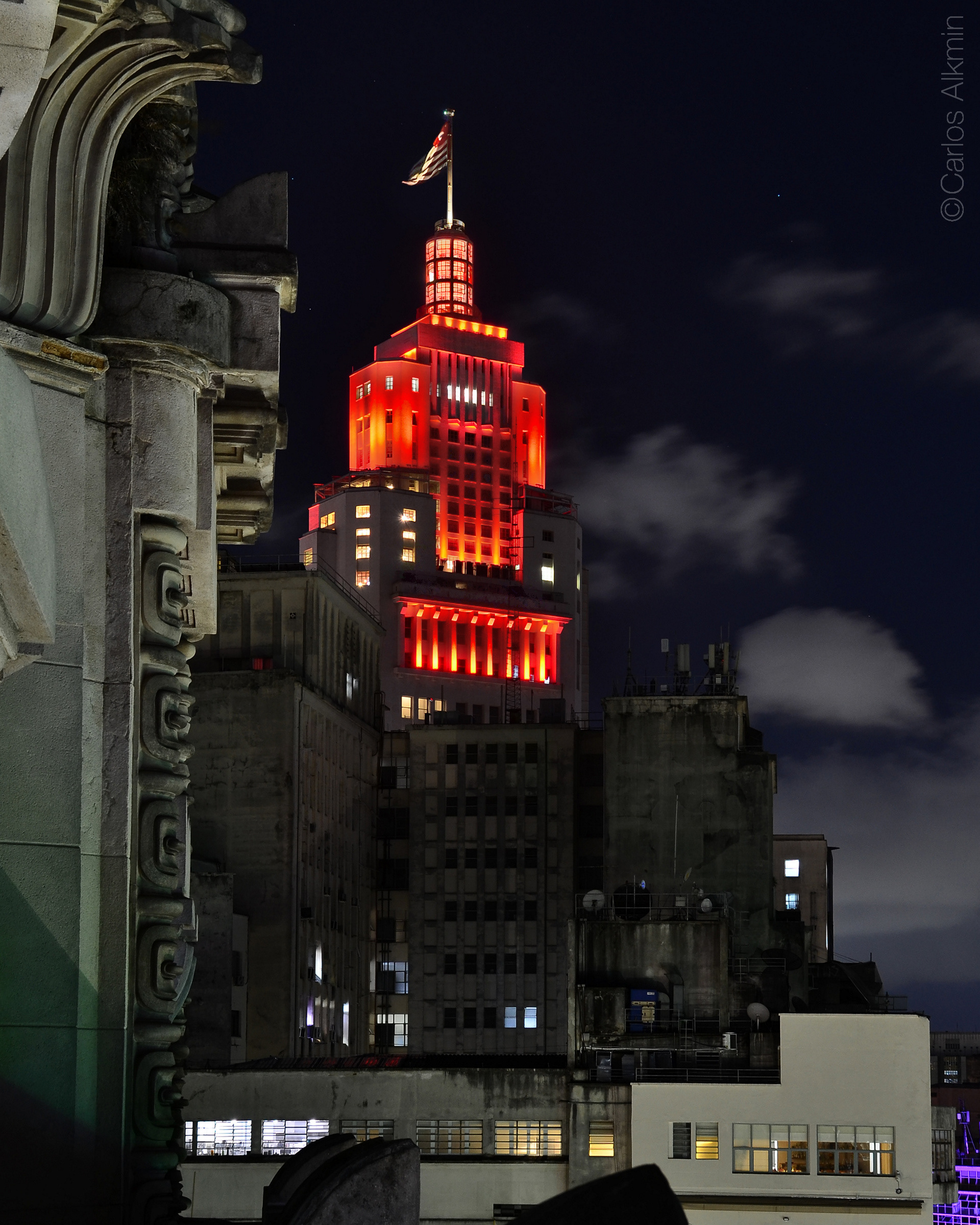 Edifício Altino Arantes, atual Farol Santander de SP, visto a partir de ângulo pouco usual, com detalhe de outro edifício histórico à frente
