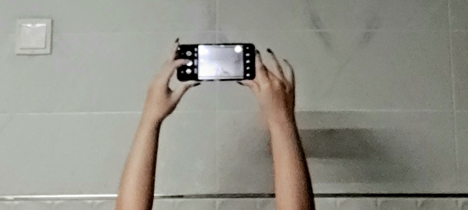Selfie with two hands. Photo: Tran Nhat Lam Thuy