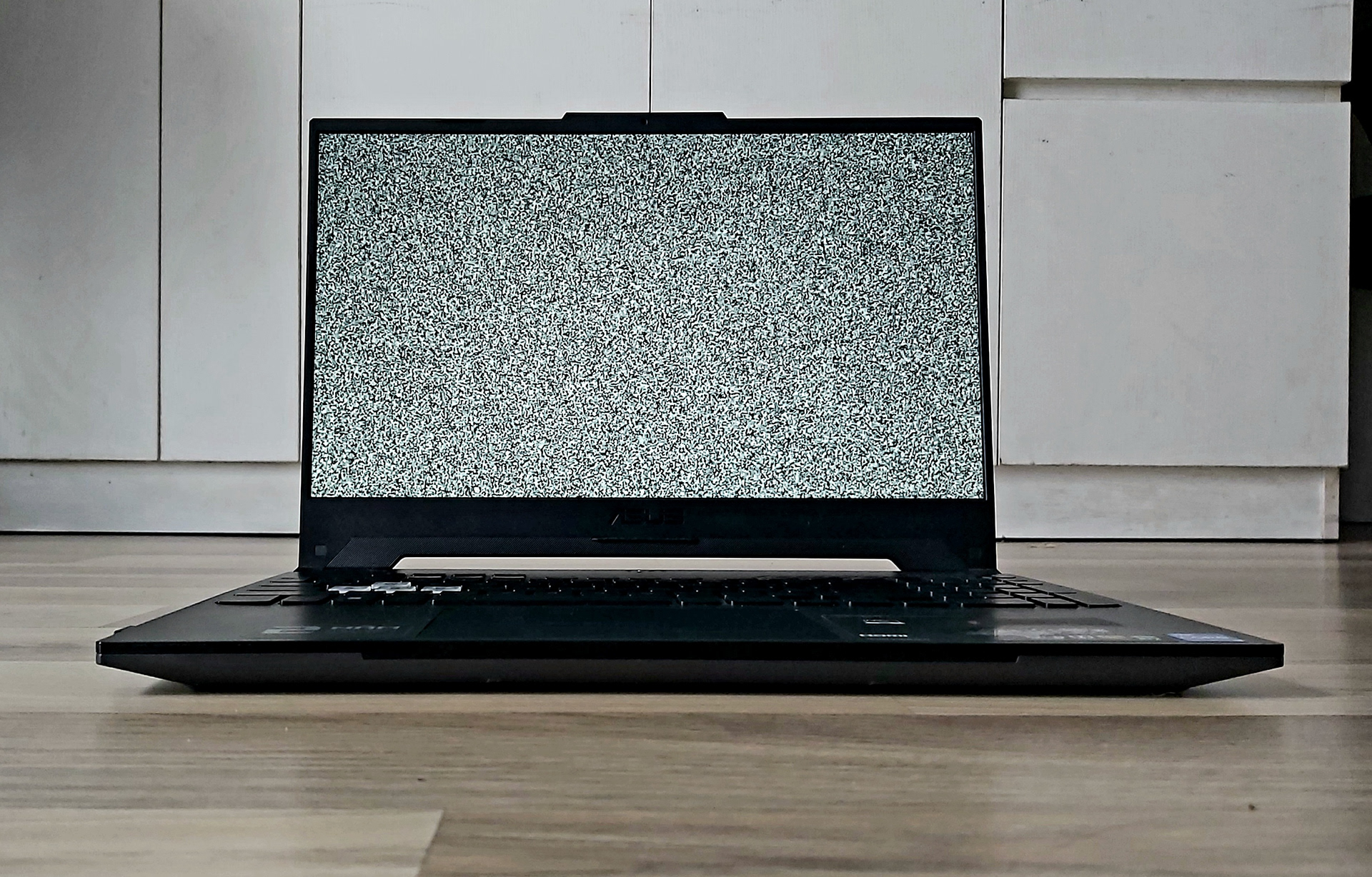 Laptop with static screen. Photo: Tran Nhat Lam Thuy