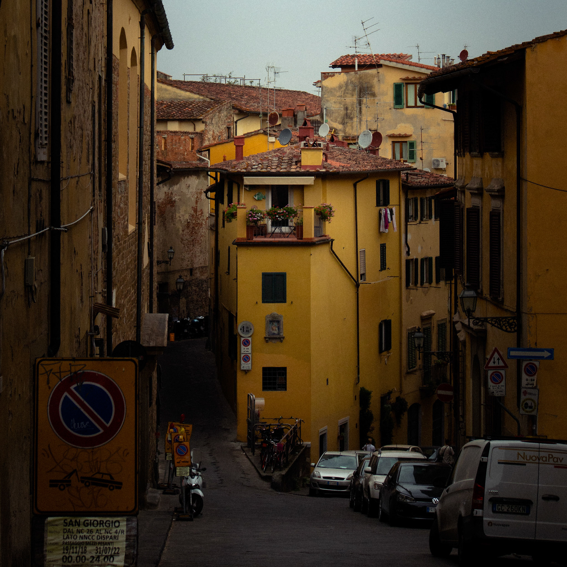 Split alleyway