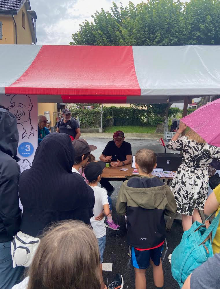 Même sous la pluie, la file d'attente