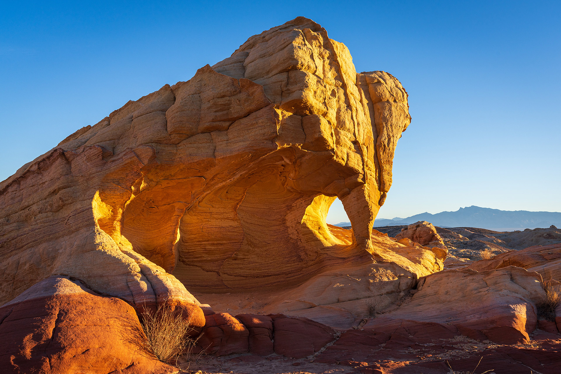 The early morning sun shines on the sandstone Fire Canyon Arch in the Valley of Fire State Park