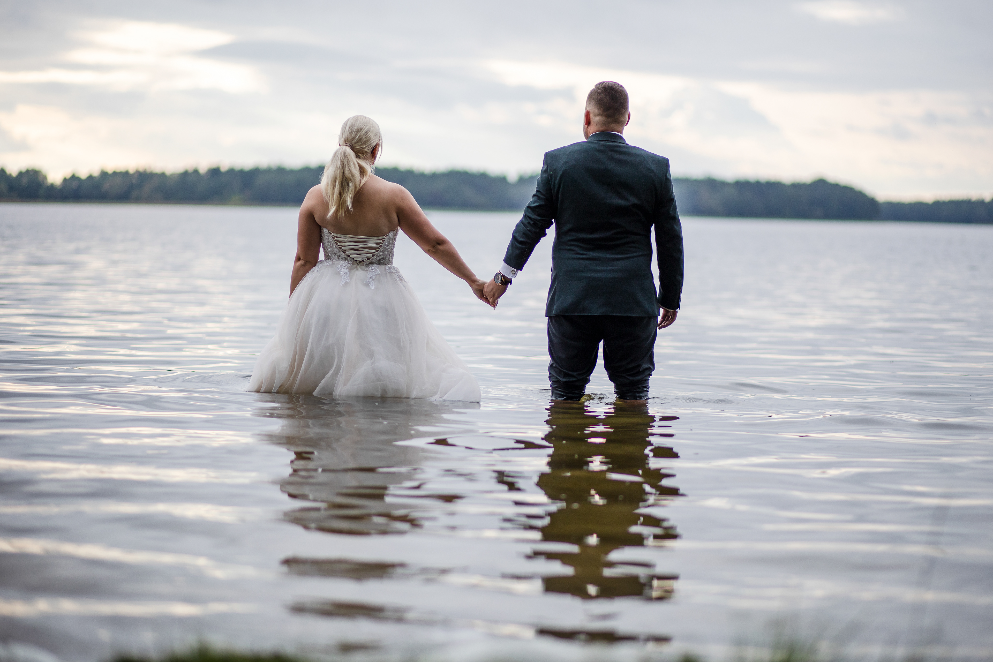 Emocjonalna fotografia ślubna – uśmiechnięci nowożeńcy w naturalnym świetle