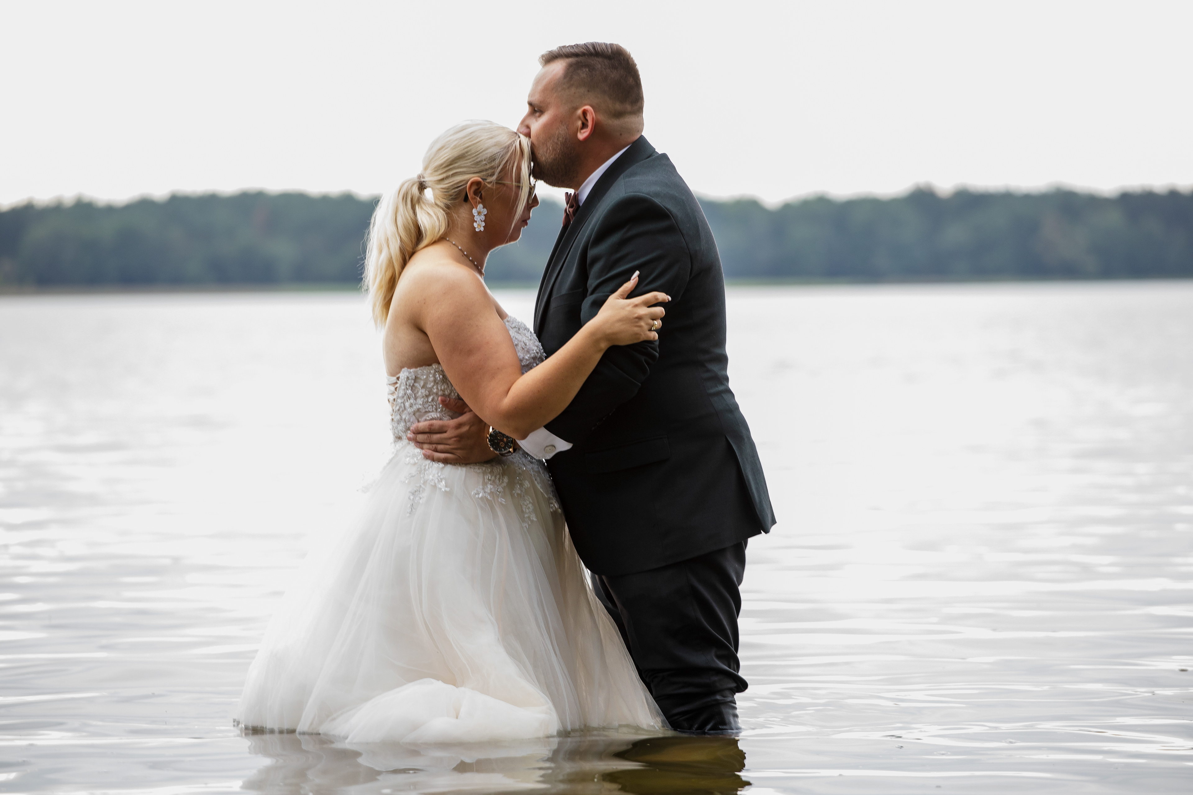 Młoda para w eleganckich strojach ślubnych – naturalne i spontaniczne ujęcie