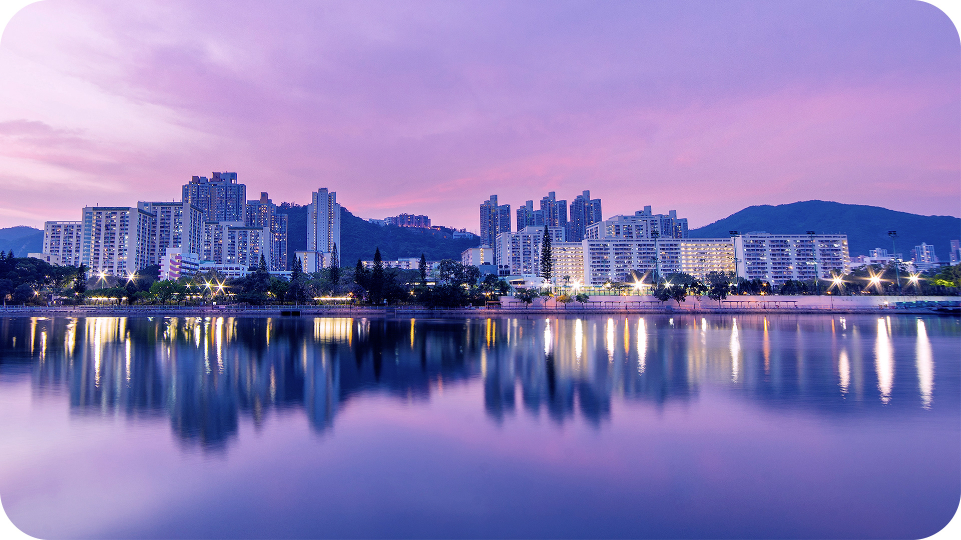 Cidade litorânea com prédios e edifícios