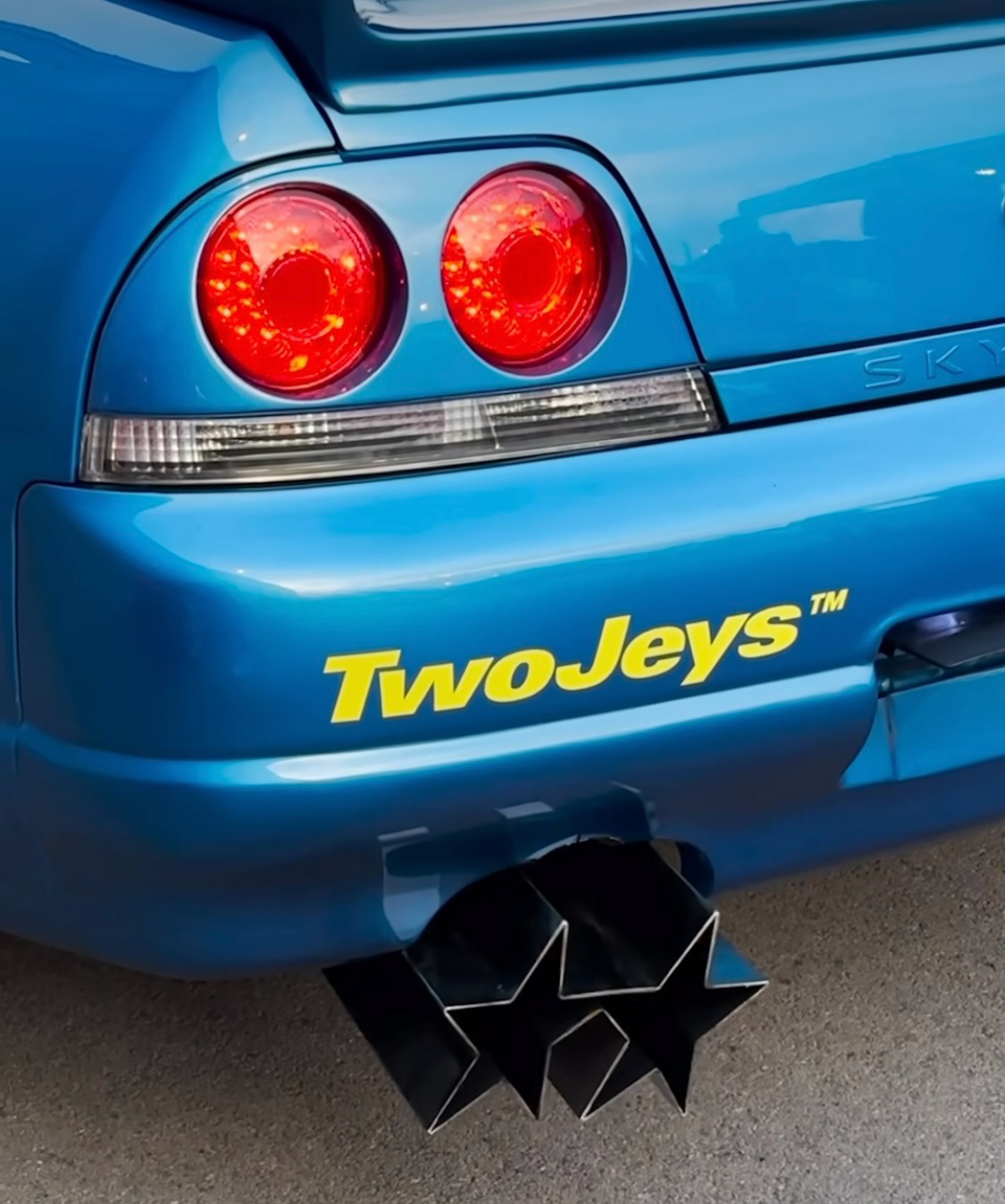 @twojeys