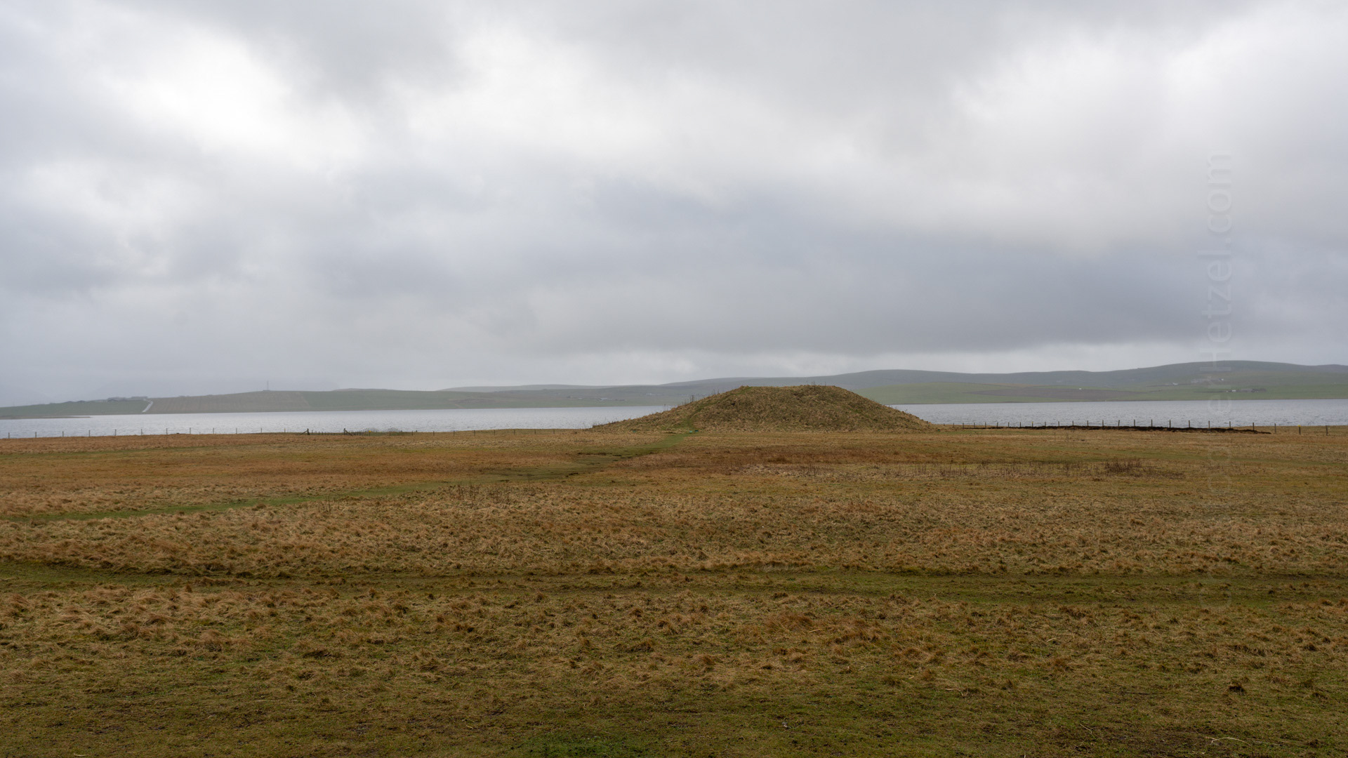 Roughly the same size as nearby Maeshowe, Salt Knowe was once thought to also contain a stone tomb. However, recent investigations have failed to find evidence for any internal structures.