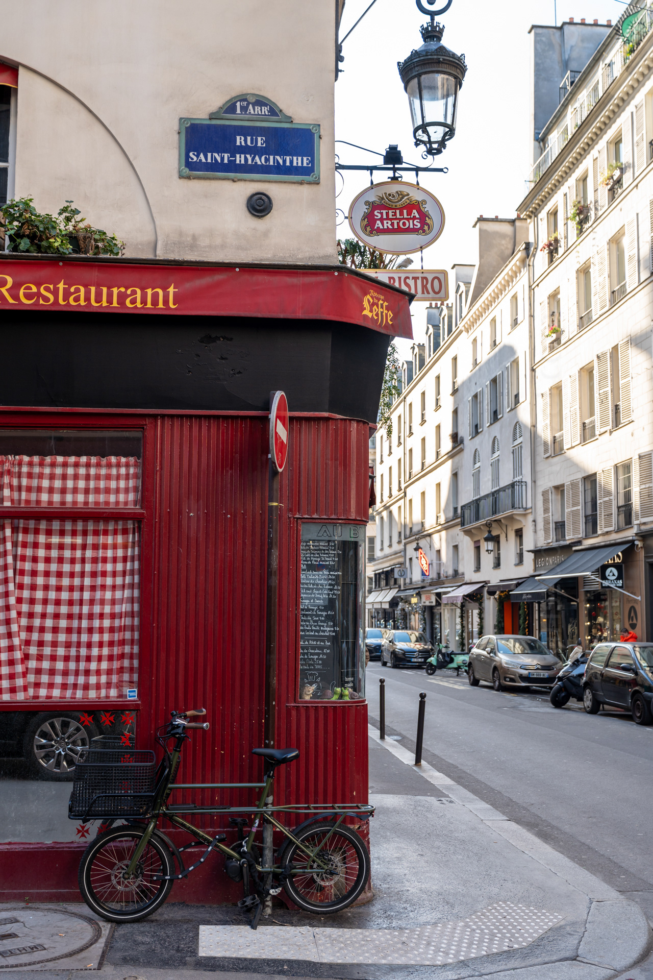 I couldn't help but capture what I thought to be an Oh So Very Paris scene.