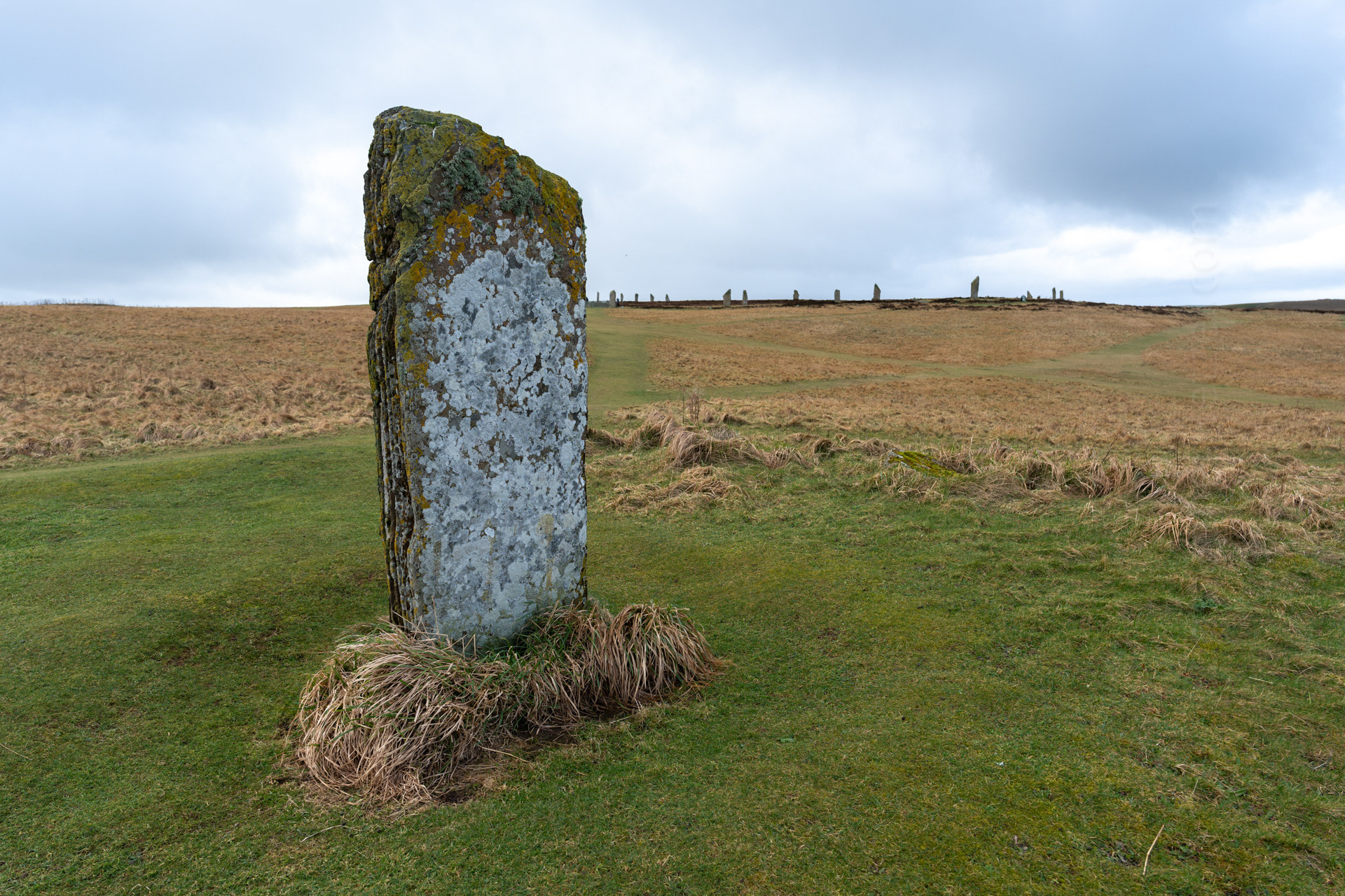 A short distance from the Ring of Brodgar, this stone is believed to have possibly been an important point for viewing the ceremonial sites on the peninsula. In folklore, it is said to have once been a giant fiddler who played for the dancing giants of the Ring of Brodgar and turned to stone alongside them.