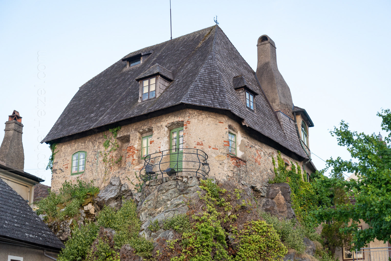 Haus auf dem Stein (House on the Stone) - Originally a tower forming part of Melk's 16th century town walls, it was eventually converted to a dwelling with splendid views of the Danube. After World War I, painter Walter Prinzl (1891-1937) acquired the run-down house and used it as his studio. He is known for his paintings of the Wachau Valley region, as well as Italy, Prague, and towns in the Alps.