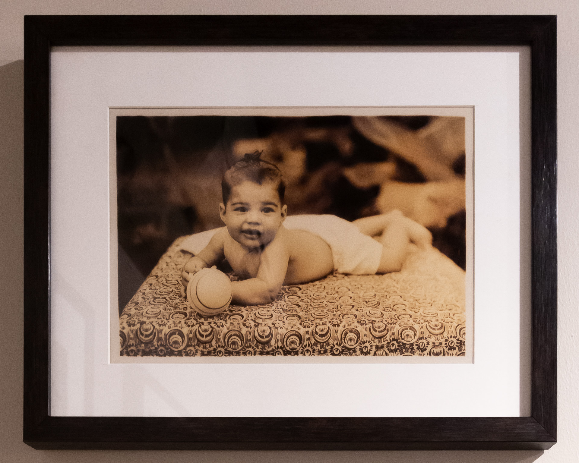 This photo was taken by a local photographer at the Capital Art Studio located on Shangani Street in Stone Town. The photographer displayed the photo in his shop window, which then won a prize. The photographer's son is still the proud owner of his father's photo studio.