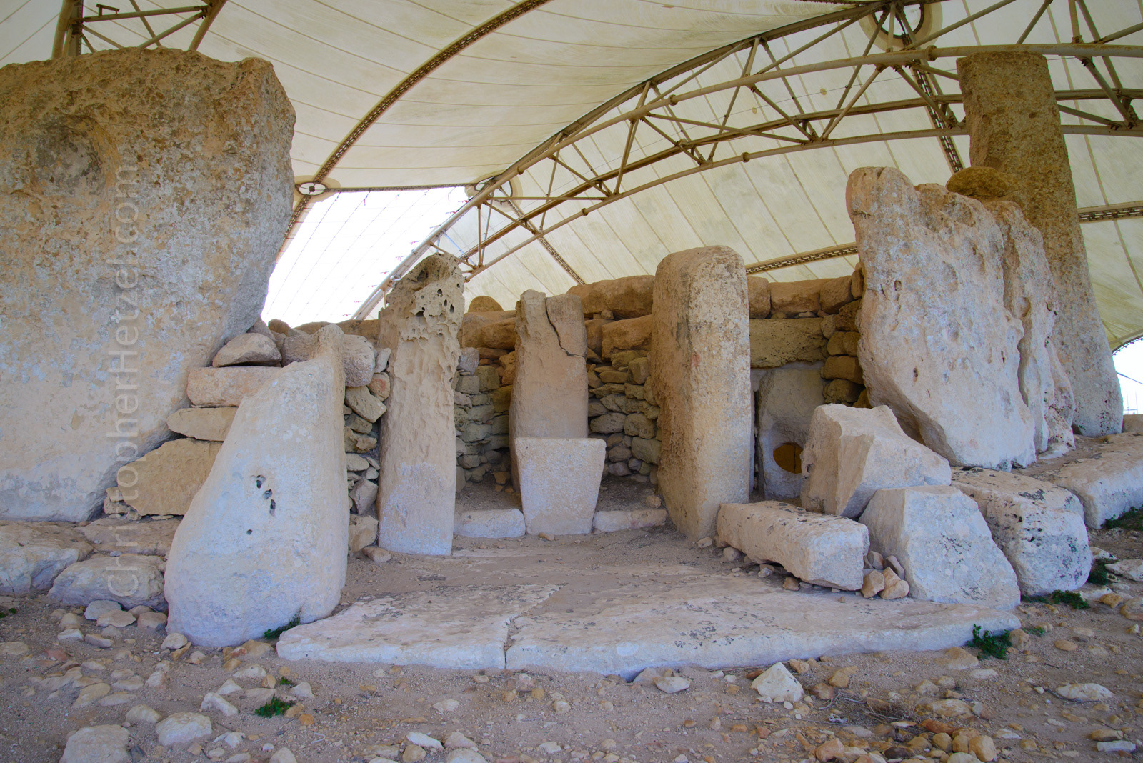External niche with Columns and altar at Ħaġar Qim. To this right is the so-called "oracle hole" that connects it to the internal temple chambers.
