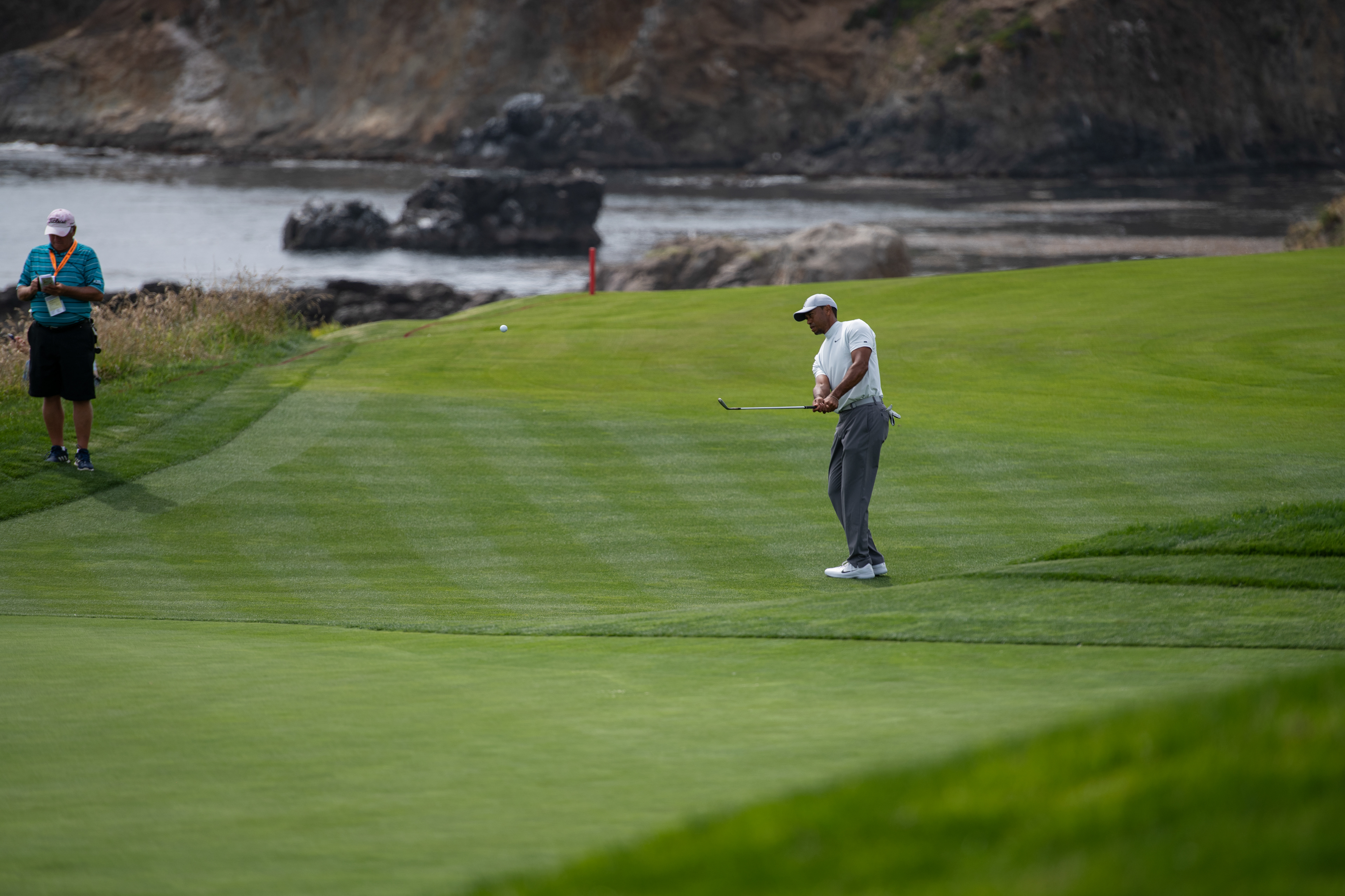 Tiger Woods chipping