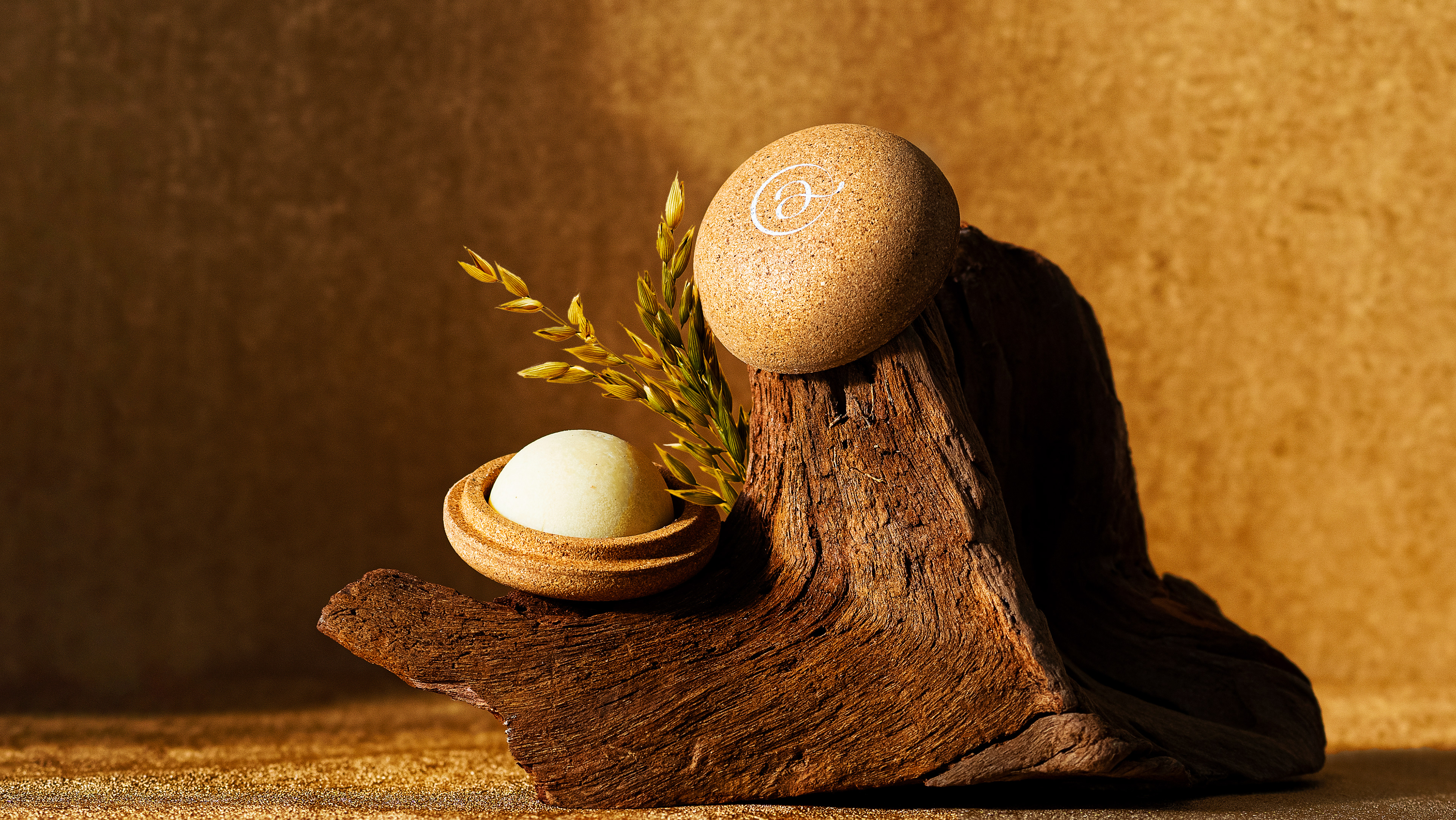 baume de soins hydratant avec écrin en liège posé sur du bois flottant.  