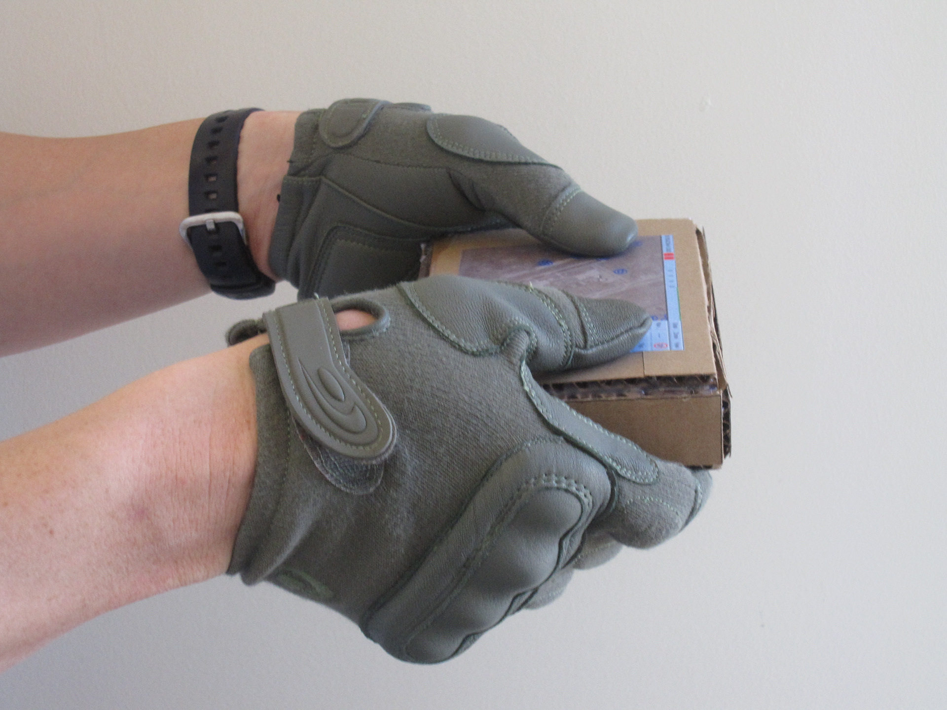 Display size study with gloved hand