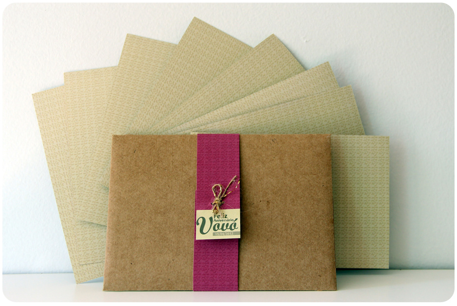 envelope com fecho e fita e verso dos cartões