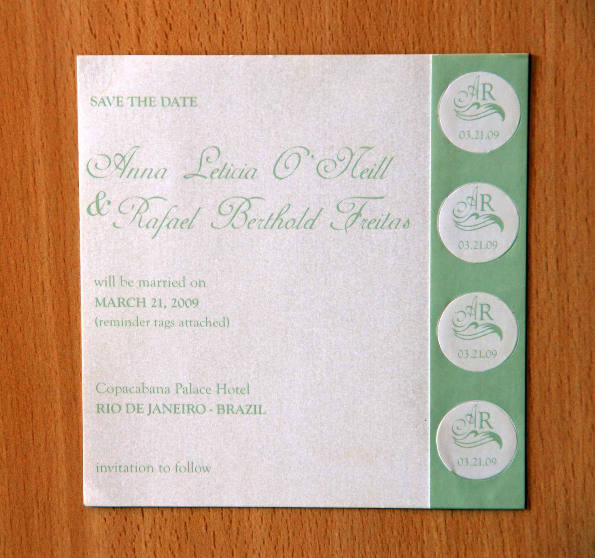 cartão "save the date" impresso em silk com tags acopladas para colar no calendário