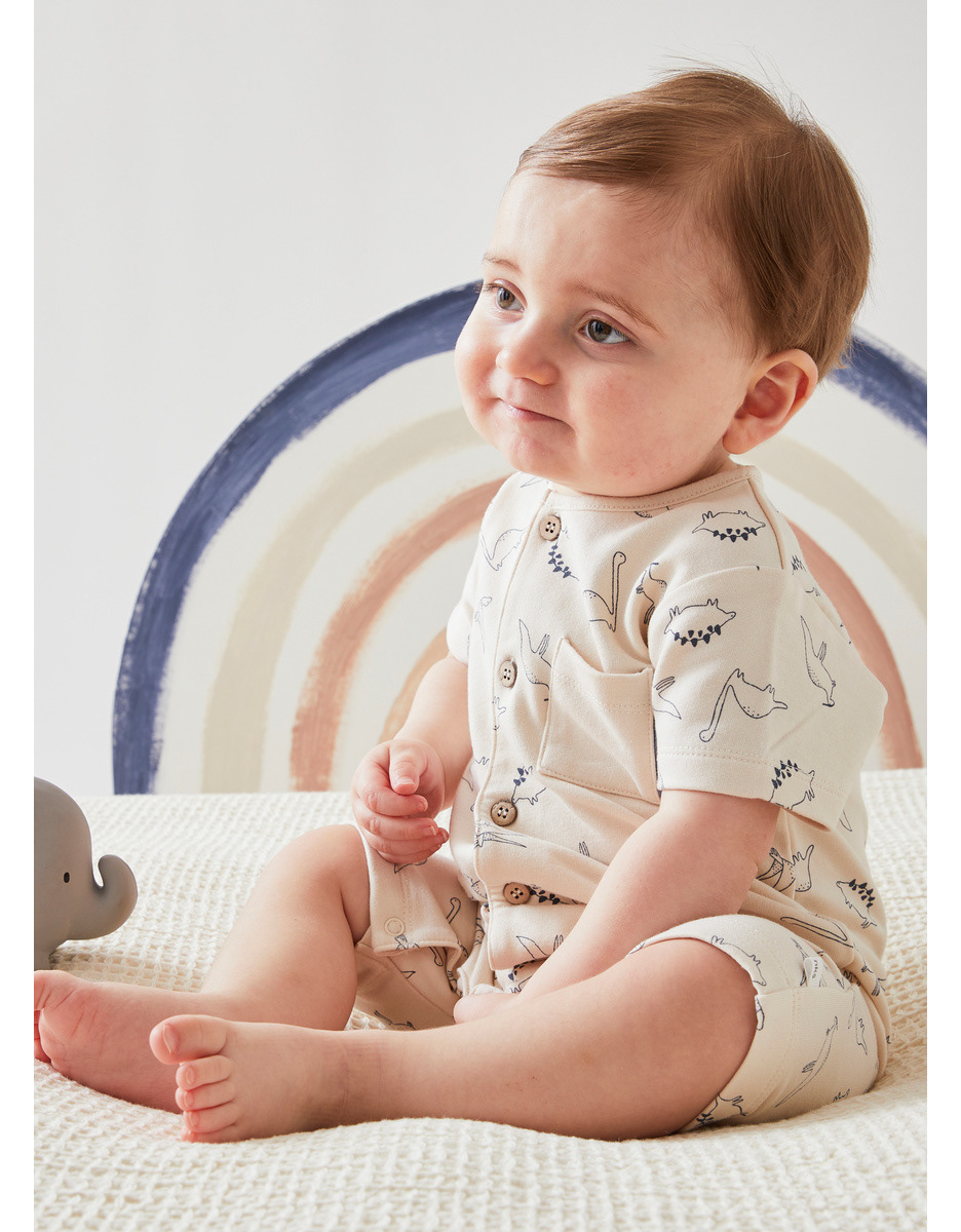 Ce motif dinosaure est né d’un dessin réalisé à la main, avec l’envie de proposer un univers doux et raffiné pour les bébés et les petits garçons. Des lignes fines, un tracé délicat, pour une création à la fois élégante et intemporelle.