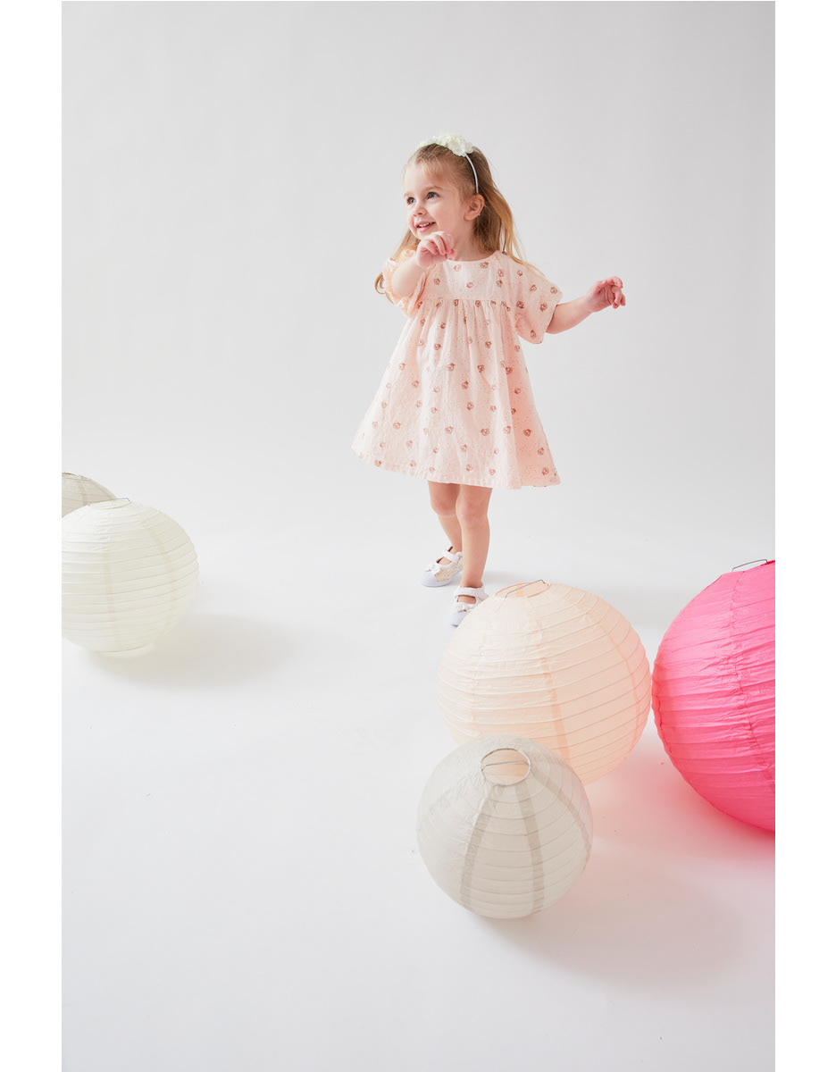 Ce motif floral en ligne met en valeur la finesse du trait et la simplicité du dessin. Il se décline sur des robes, ensembles et chapeaux, et a été imaginé pour la marque Noukie's, pour une collection élégante et intemporelle.