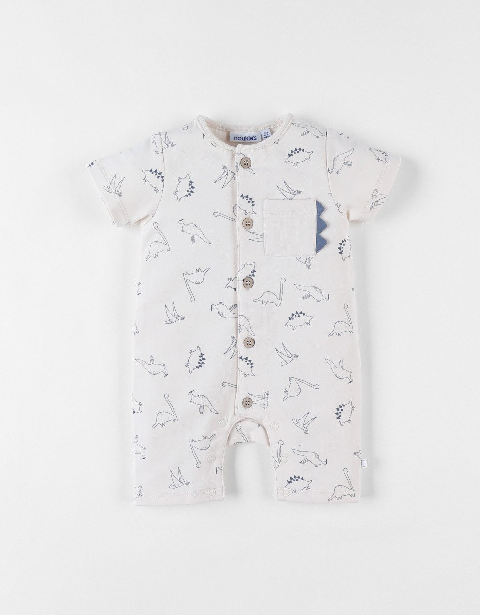 Ce motif dinosaure est né d’un dessin réalisé à la main, avec l’envie de proposer un univers doux et raffiné pour les bébés et les petits garçons. Des lignes fines, un tracé délicat, pour une création à la fois élégante et intemporelle.