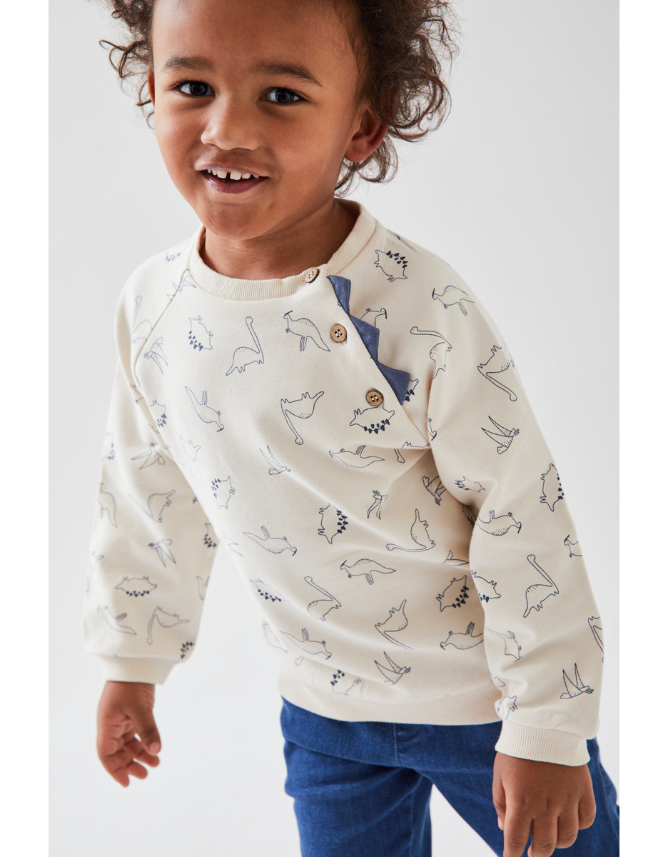 Ce motif dinosaure est né d’un dessin réalisé à la main, avec l’envie de proposer un univers doux et raffiné pour les bébés et les petits garçons. Des lignes fines, un tracé délicat, pour une création à la fois élégante et intemporelle.