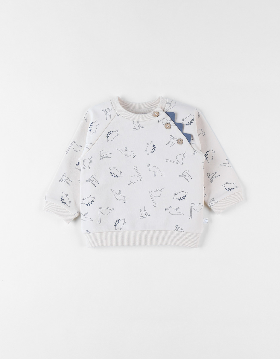 Ce motif dinosaure est né d’un dessin réalisé à la main, avec l’envie de proposer un univers doux et raffiné pour les bébés et les petits garçons. Des lignes fines, un tracé délicat, pour une création à la fois élégante et intemporelle.