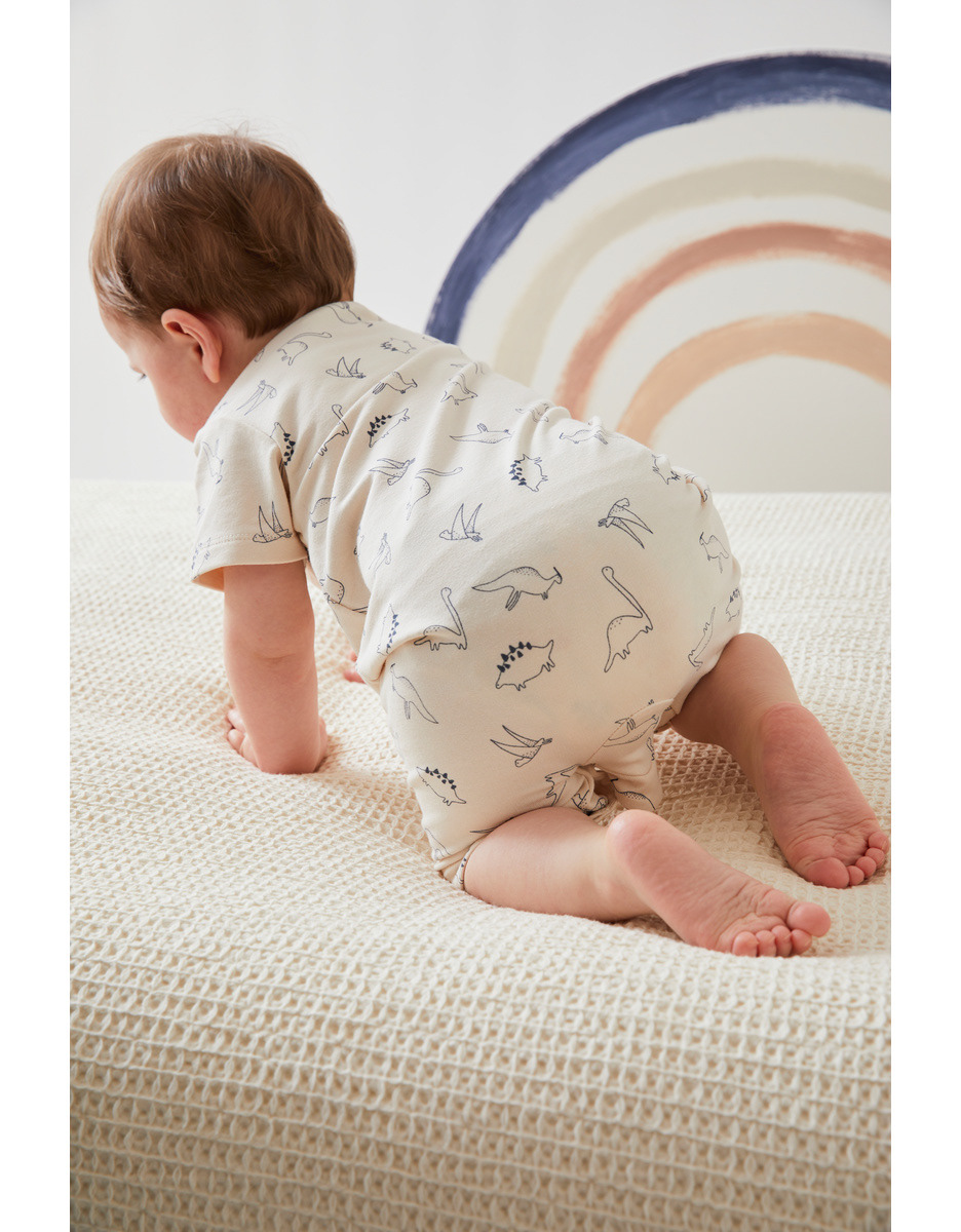 Ce motif dinosaure est né d’un dessin réalisé à la main, avec l’envie de proposer un univers doux et raffiné pour les bébés et les petits garçons. Des lignes fines, un tracé délicat, pour une création à la fois élégante et intemporelle.