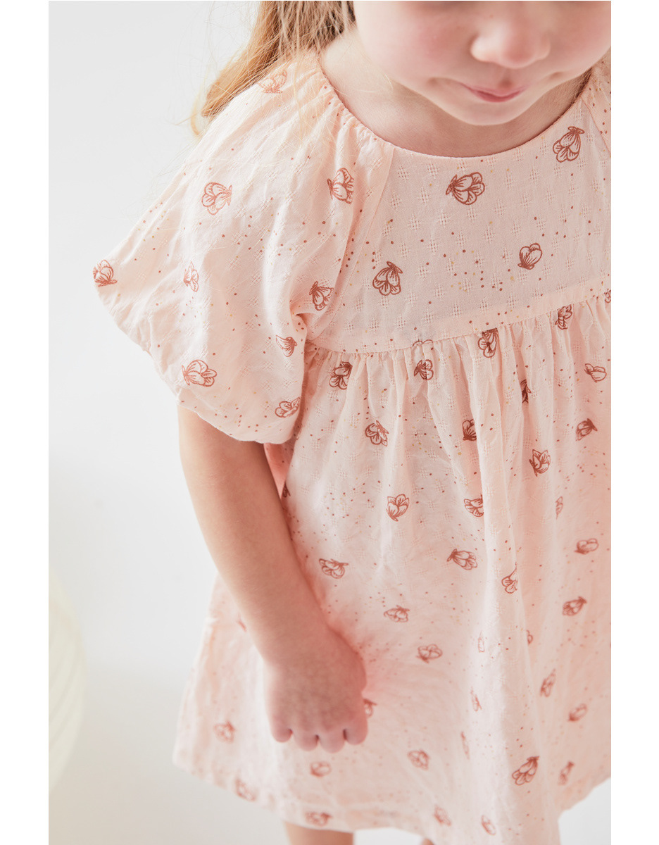 Ce motif floral en ligne met en valeur la finesse du trait et la simplicité du dessin. Il se décline sur des robes, ensembles et chapeaux, et a été imaginé pour la marque Noukie's, pour une collection élégante et intemporelle.