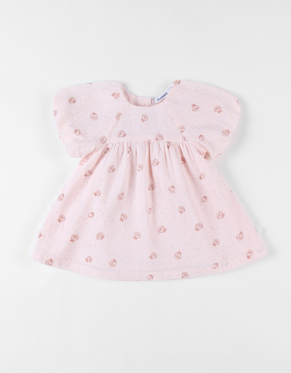 Ce motif floral en ligne met en valeur la finesse du trait et la simplicité du dessin. Il se décline sur des robes, ensembles et chapeaux, et a été imaginé pour la marque Noukie's, pour une collection élégante et intemporelle.