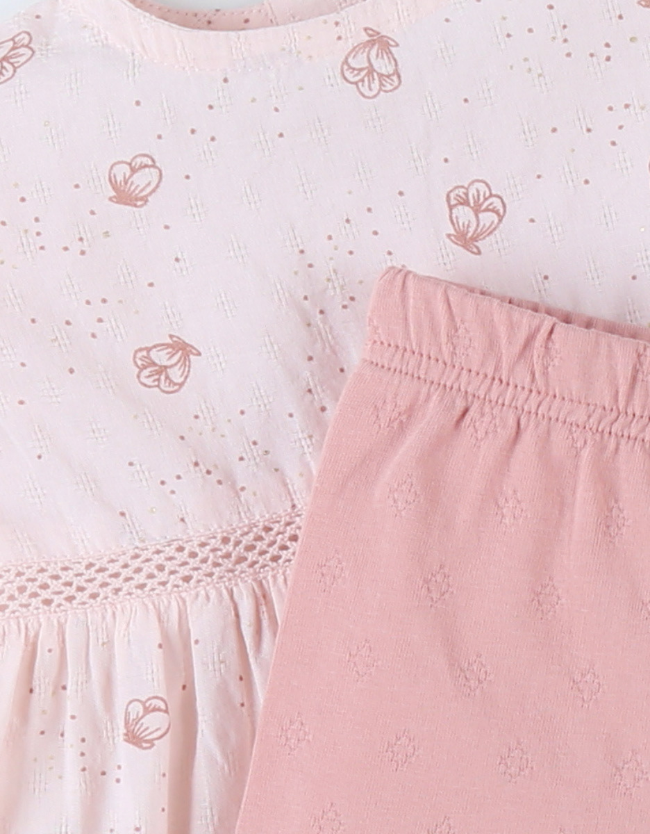 Ce motif floral en ligne met en valeur la finesse du trait et la simplicité du dessin. Il se décline sur des robes, ensembles et chapeaux, et a été imaginé pour la marque Noukie's, pour une collection élégante et intemporelle.