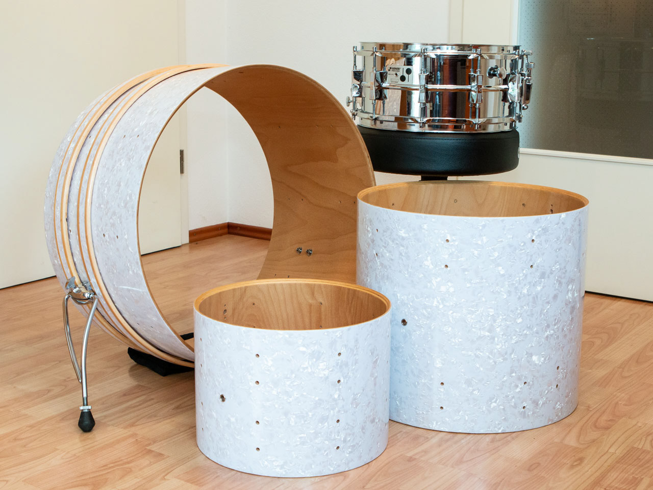 Sonor Phonic, 24-14-18, stripdown, sanding, rewrap with White Pearl | Foto: Herbert Heim, www.hheim-vintagedrums.de