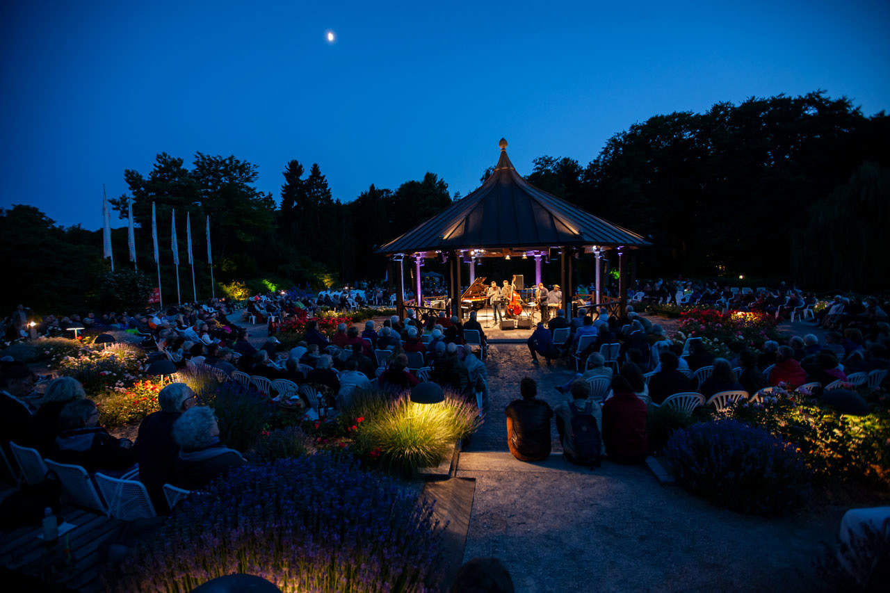 The twillight hour in the botanical garden in Augsburg | Foto: www.hheim-vintagedrums.de