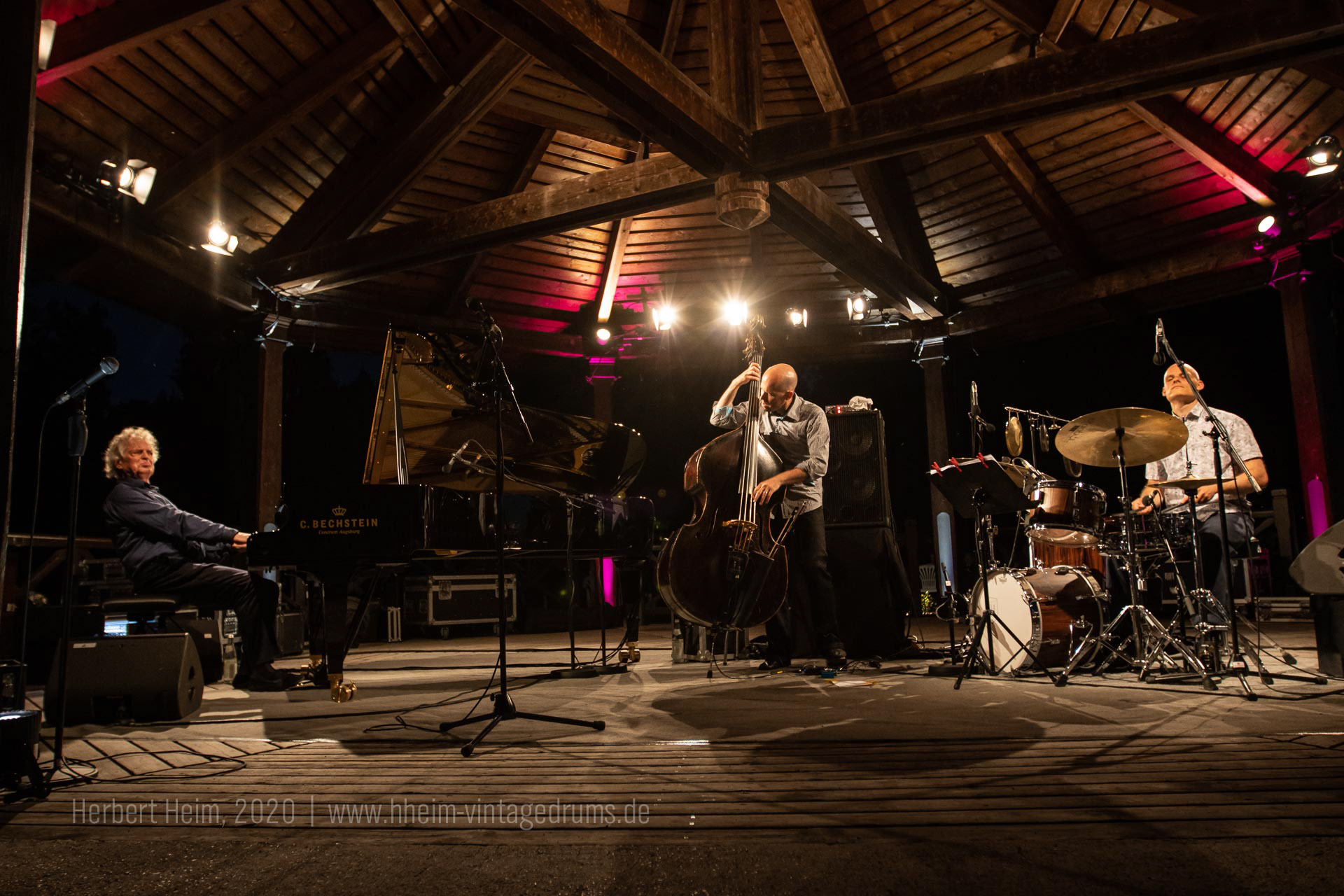 Eric Schaefer with the Joachim Kuehn New Trio | Foto: www.hheim-vintagedrums.de