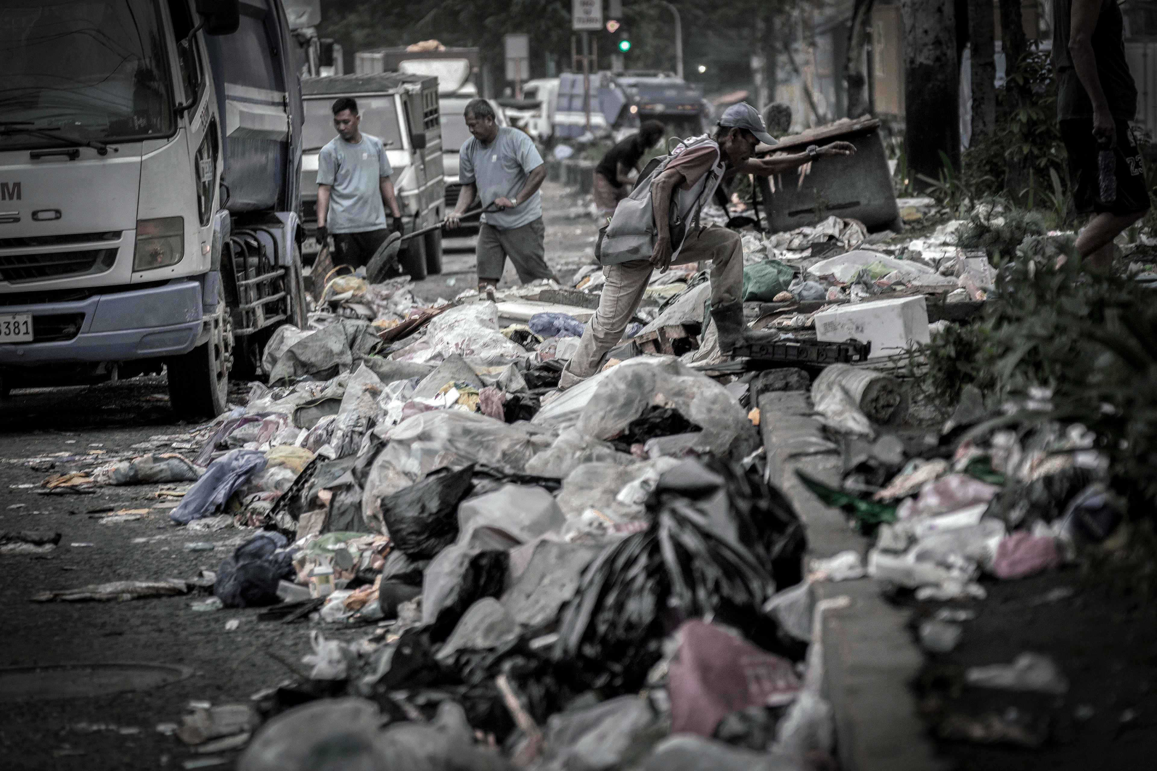 道路にあふれるゴミの山。