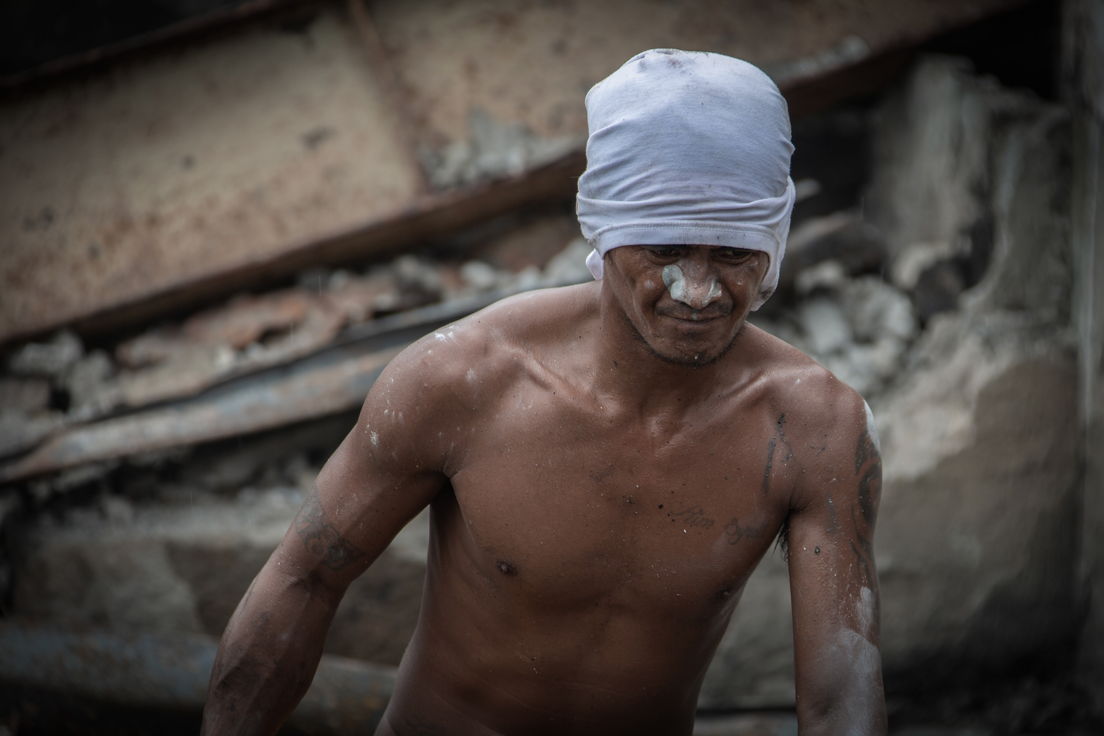 5日前に大規模な火災があった。 重機もなく、寡黙に人力でガレキを片付ける漢。