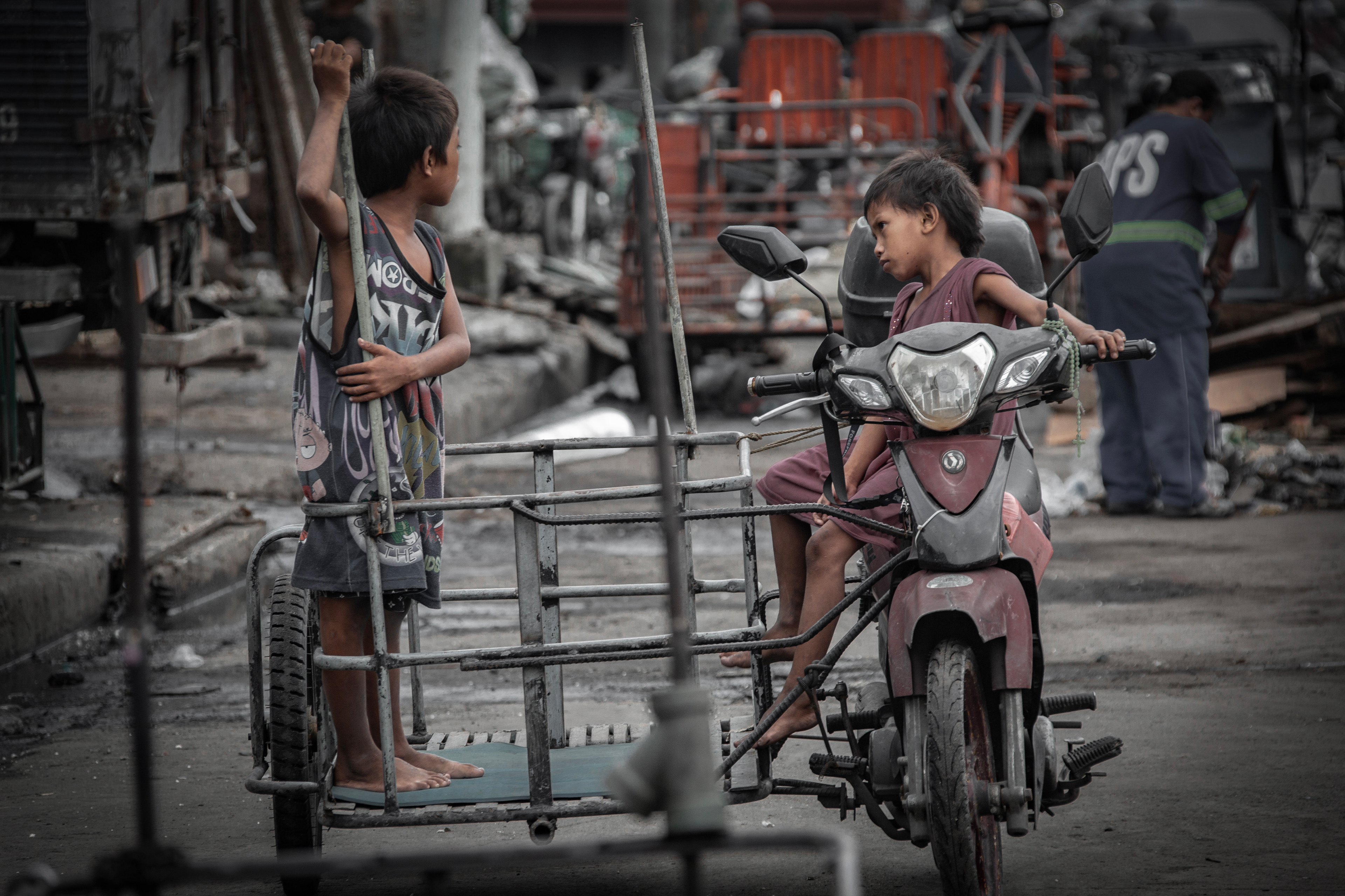 大人のシャツを着たストリートチルドレン。 衣食住は満たされていない。