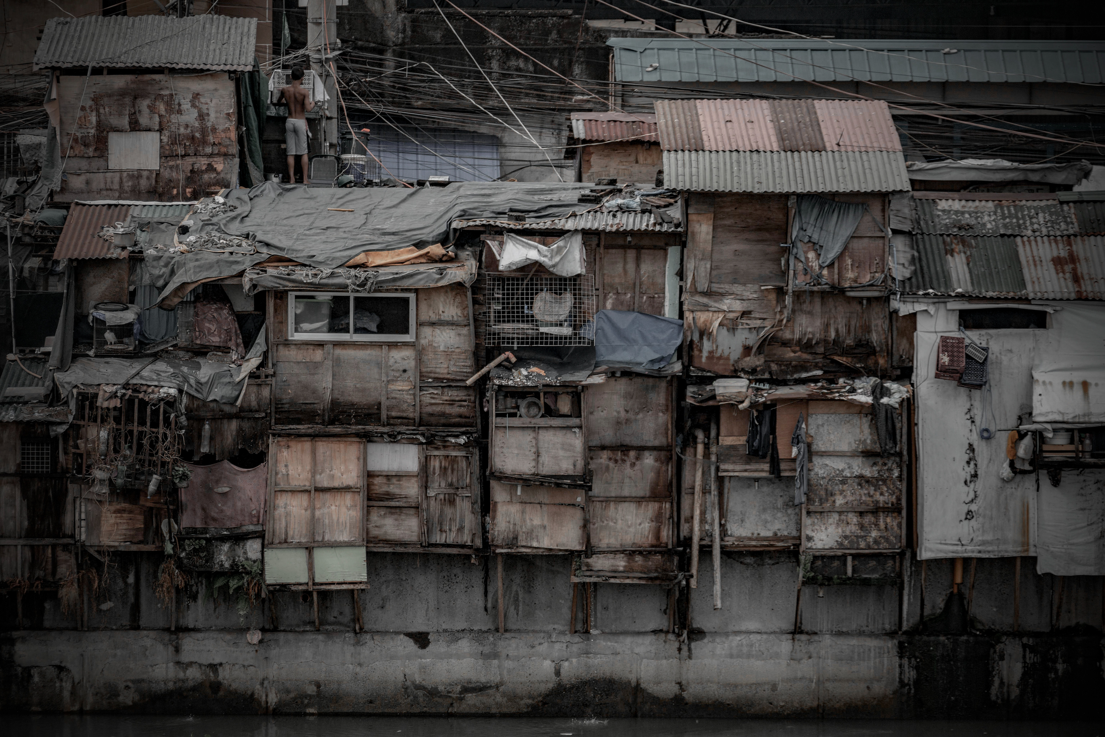 ドブ川にせり出して建っている住宅。