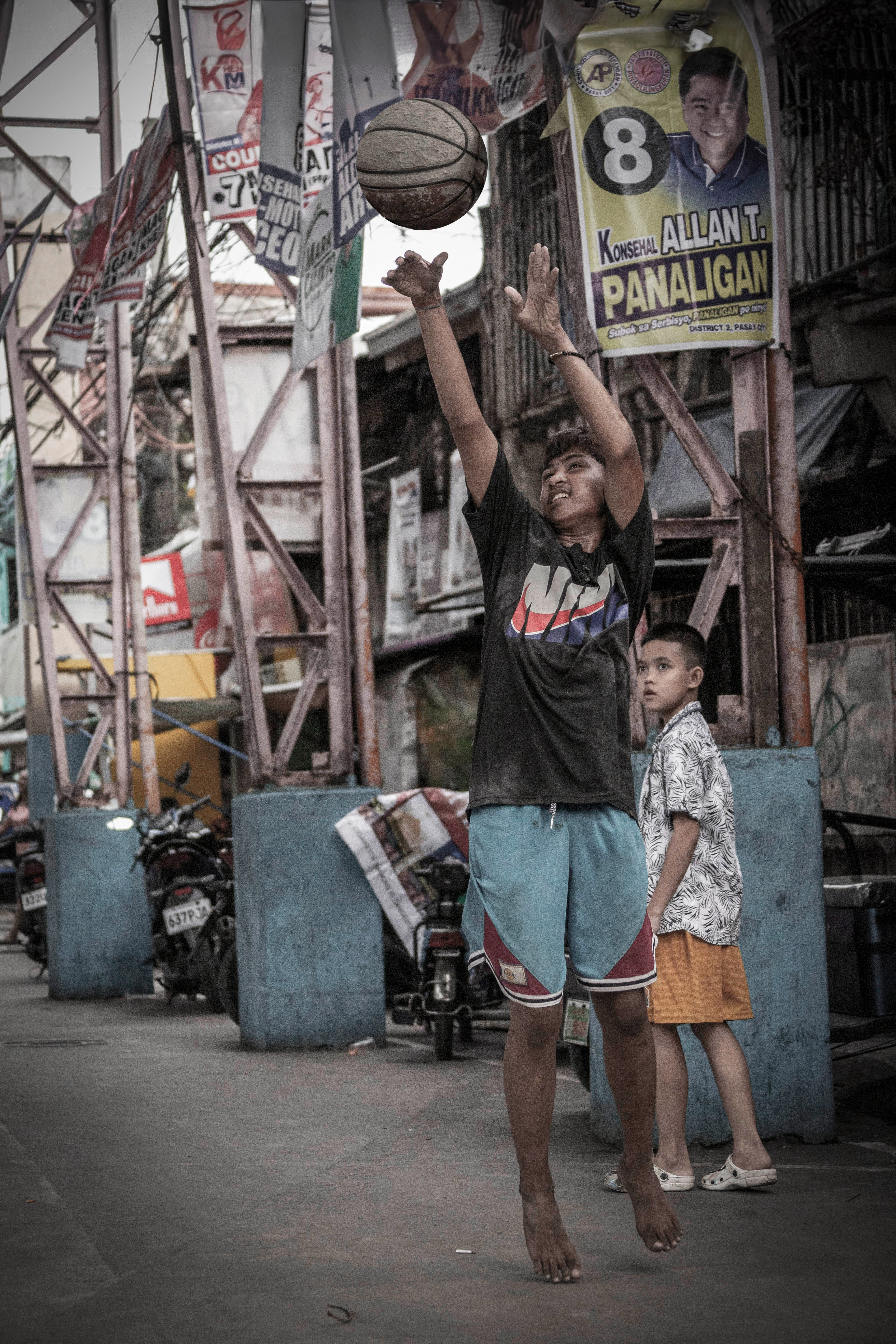 バスケットボールはここでも人気。 ボールはあるが靴がない。