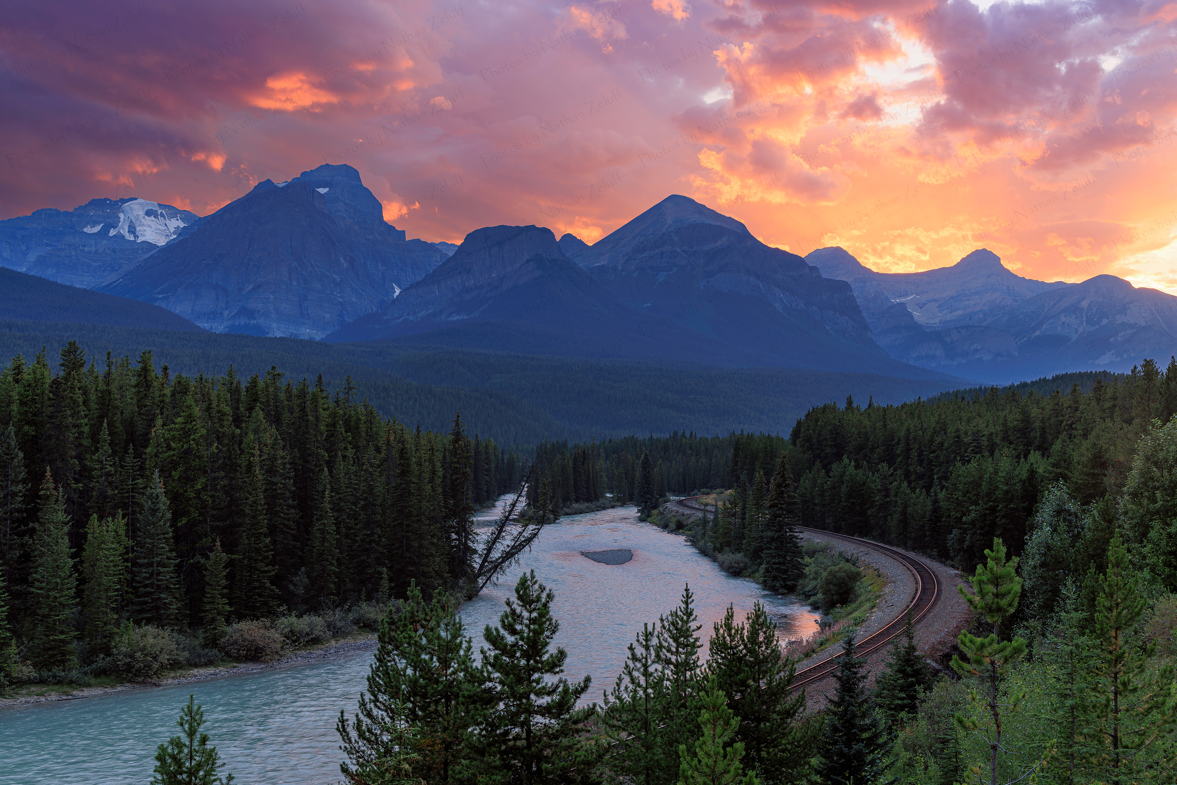 Morant's Curve Glow (Banff NP, Canada)